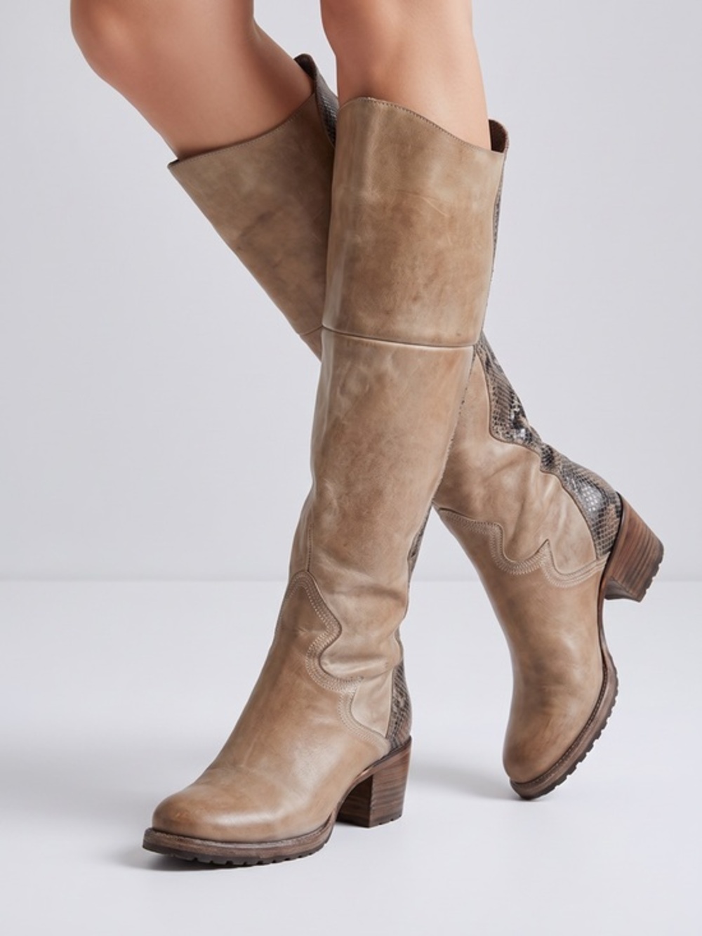 🦅|•FREEBIRD BY STEVEN•| 'Calgary' Tan Leather Snake Back Boots Size 7